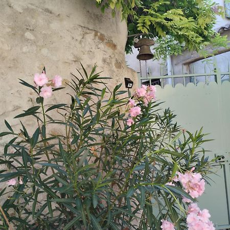 Chez Les Filles Bed & Breakfast Dions Bagian luar foto