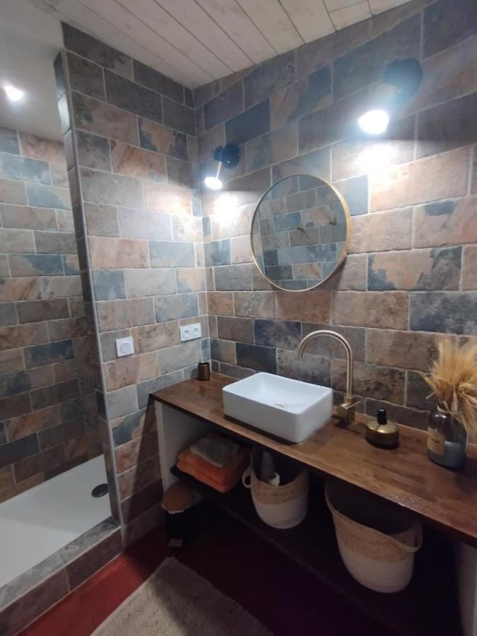 Chez Les Filles Bed & Breakfast Dions Bagian luar foto