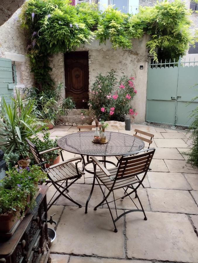 Chez Les Filles Bed & Breakfast Dions Bagian luar foto